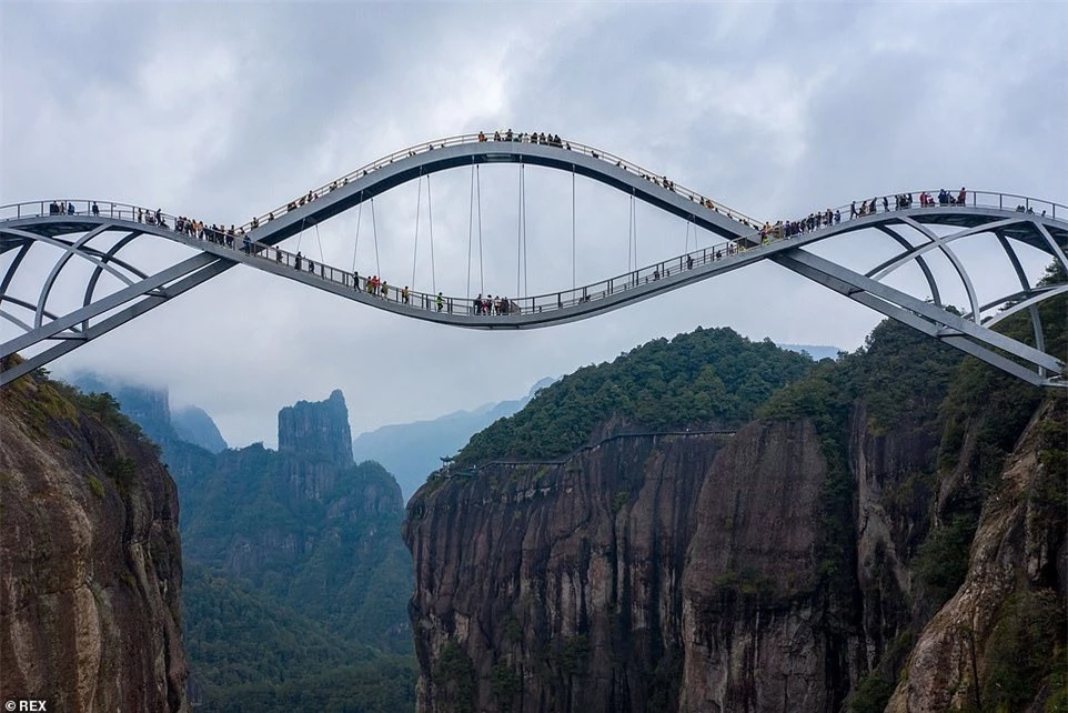 Cầu kính uốn lượn 2 tầng hút khách ở Trung Quốc - ảnh 3