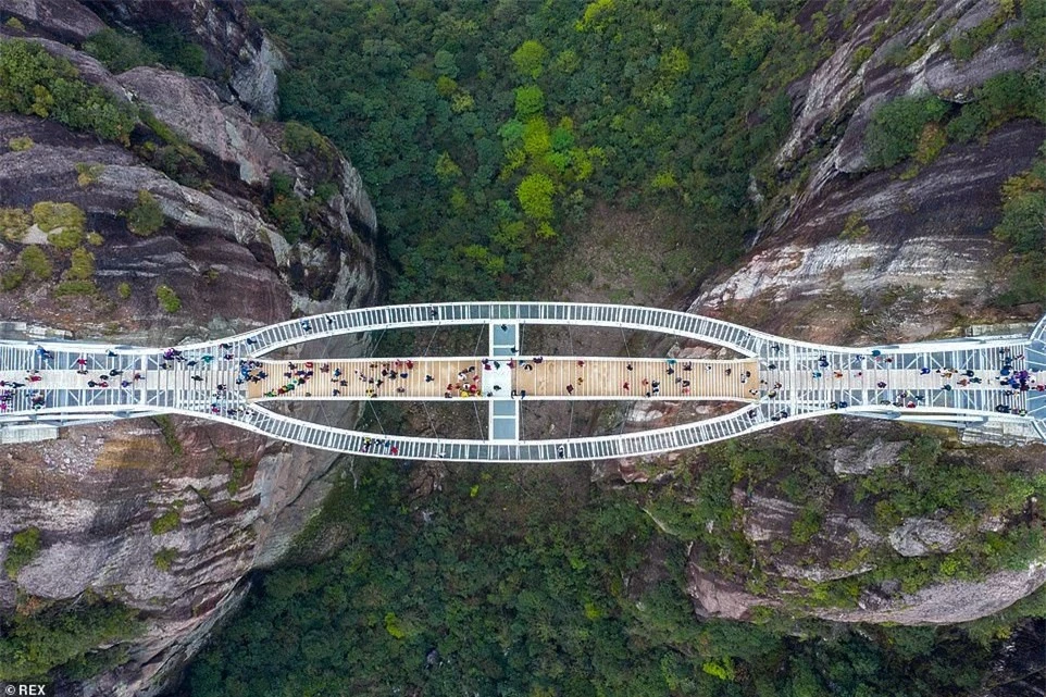 Cầu kính uốn lượn 2 tầng hút khách ở Trung Quốc - ảnh 4