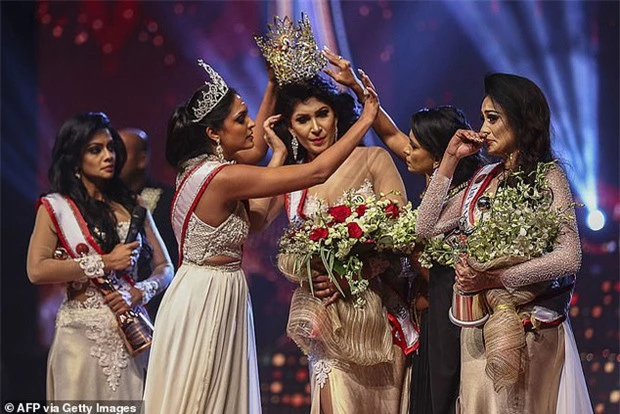 Người giật phăng vương miện của Tân Hoa hậu Sri Lanka trên sóng truyền hình nhận kết cục thích đáng, “nữ chính” lên tiếng đầy thâm sâu sau đó - Ảnh 1.