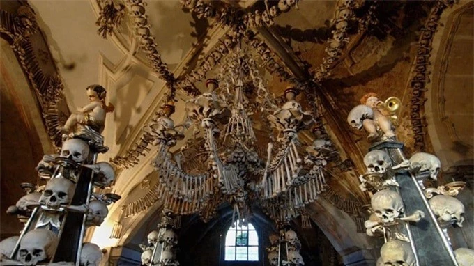 Nhà thờ 'ác mộng' được xây dựng từ 40.000 bộ xương người