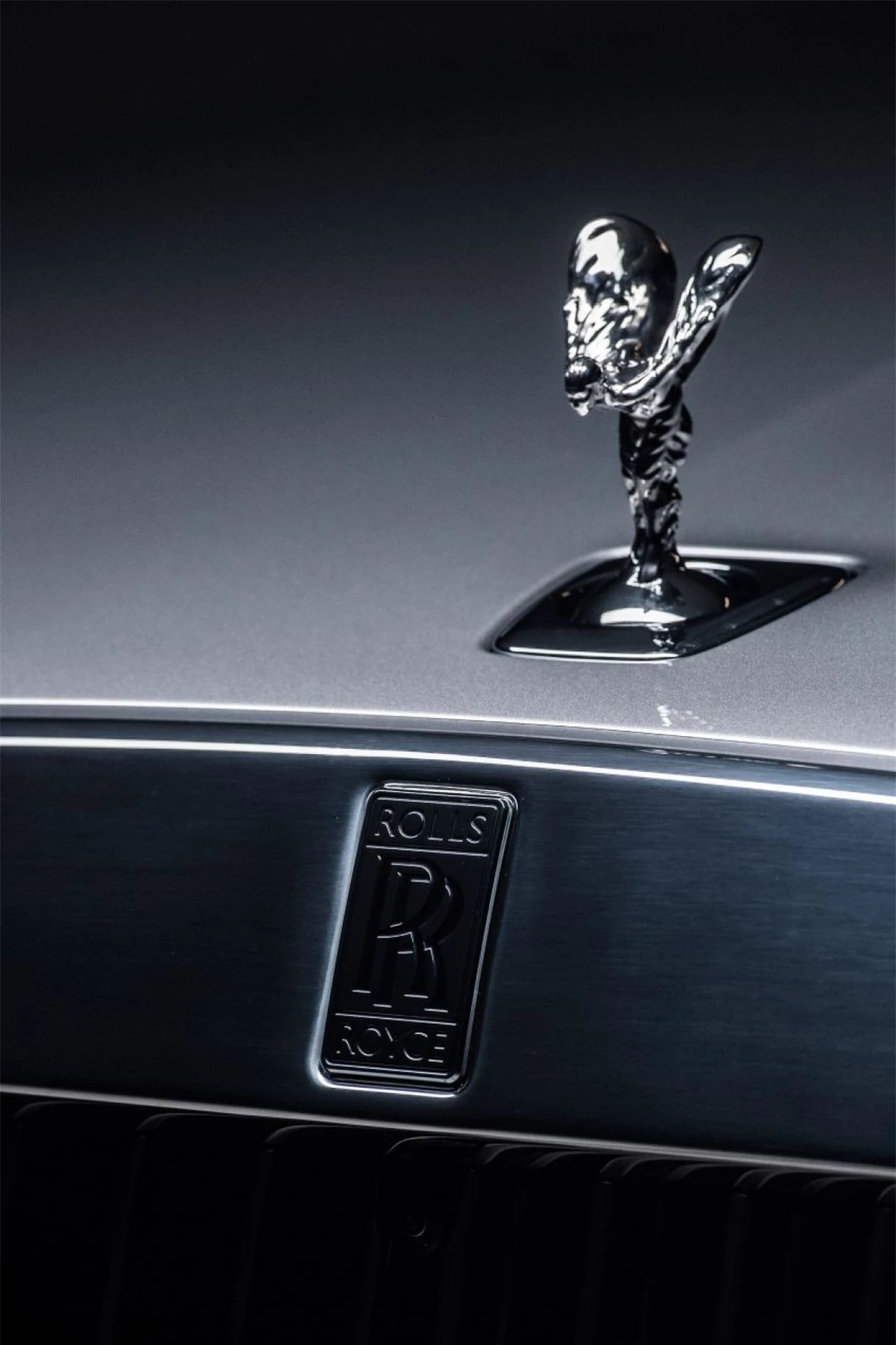 Với cách tiếp cận mới trong thiết kế, chiếc Ghost mới tuân theo triết lý “Post Opility” của thương hiệu, vừa tối giản mà vẫn mang nét đặc trưng của Rolls-Royce. Thoạt nhìn có vẻ quen thuộc khi mà chỉ có biểu tượng Spirit of Ecstasy phổ biến ở khắp mọi nơi và ô che cửa được nâng lên so với phiên bản trước đó.