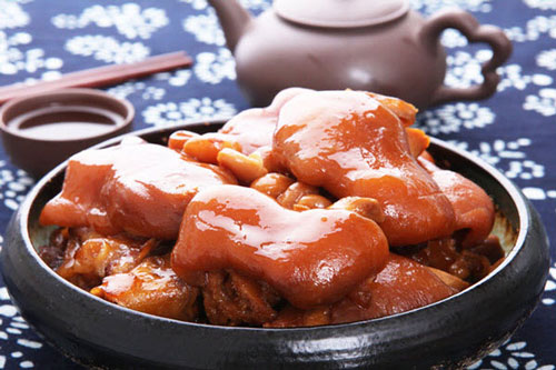Người có 1 trong 3 biểu hiện này không nên ăn móng giò heo