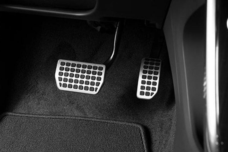 Cách để lái ô tô không đạp nhầm chân ga, chân phanh