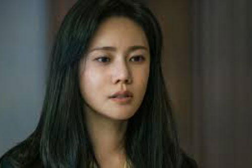 Mẹ đẻ đến nhà, tôi chuẩn bị một bữa cơm thịnh soạn chiêu đãi bà thì chồng chẹp miệng ném thẳng đôi đũa xuống mâm đầy tức giận