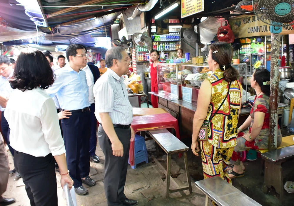 Chủ tịch UBND tỉnh Thừa Thiên Huế kiểm tra công tác chỉnh trang khu vực chợ Đông Ba.