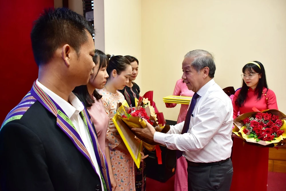 Chủ tịch UBND tỉnh Thừa Thiên Huế tặng bằng khen cho 20 công chức tư pháp, hộ tịch đã có thành tích xuất sắc trong công tác.