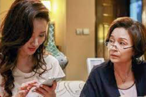 Mẹ chồng đòi giữ thẻ lương của con trai, nàng dâu ngoan ngoãn đồng ý rồi "tính khôn", song cách làm của cô lại gây tranh cãi