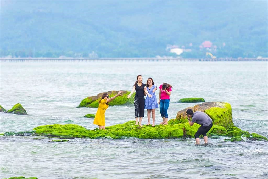 Du khách và người dân địa phương lưu giữ những khoảnh khắc đẹp cùng mùa rêu xanh mướt