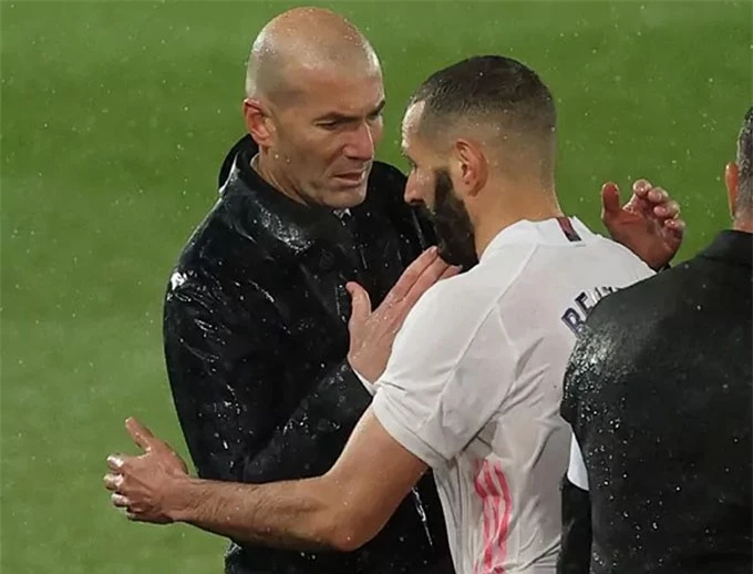 Zidane rút Benzema ra nghỉ