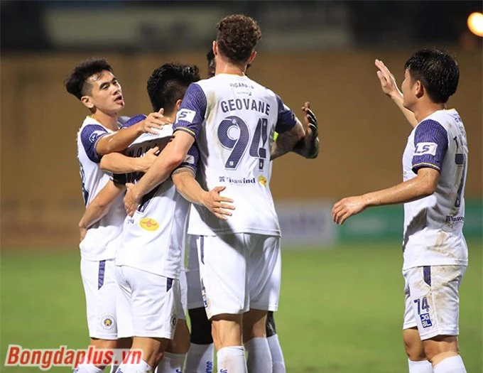 Quang Hải ghi dấu ấn trong 2 bàn thắng của Hà Nội FC trước Than Quảng Ninh - Ảnh: Phan Tùng