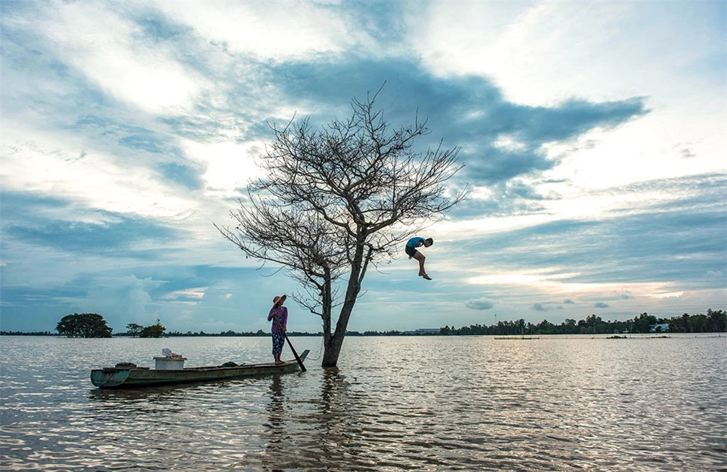 Bát ngát bốn bề là một màu đỏ nặng phù sa