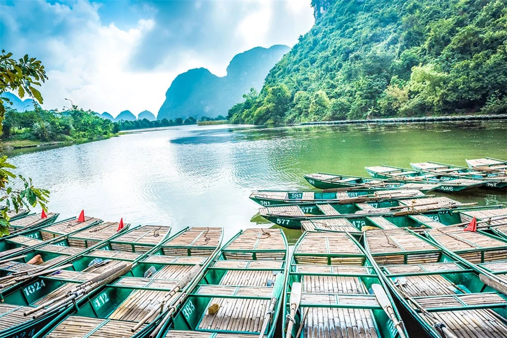 Bến thuyền Tràng An cách cô đô Hoa Lư 3km, Ninh Bình 7km. Giá vé dao động khoảng 200.000VNĐ/người