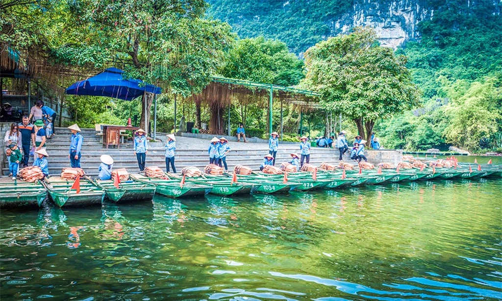 Tour du lịch bằng thuyền do người dân địa phương chở kéo dài khoảng 3 - 4 giờ