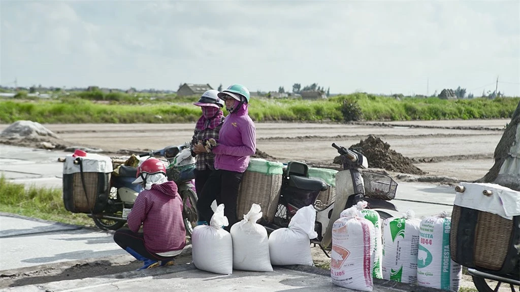 Mặc dù công việc vất vả nhưng những diêm dân đều yêu nắng, bởi đơn giản có nắng mới có muối và có muối mới có tiền