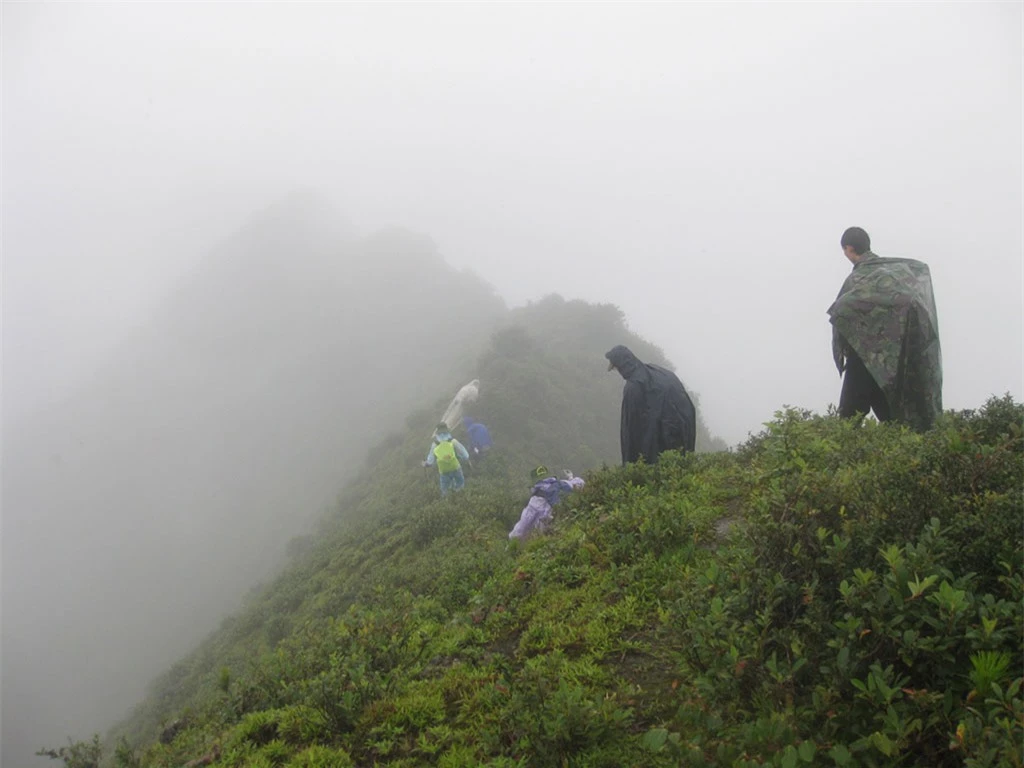 Cả đoàn người chênh vênh giữa núi để săn mây