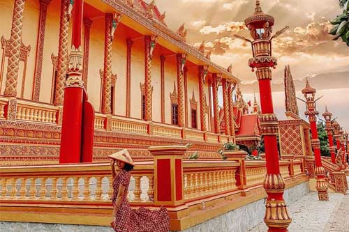 Đi hết những ngôi chùa lên hình đẹp tựa cung điện ở miền Tây
