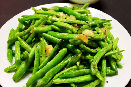 Thực phẩm đại kỵ nấu tái, mất chất dinh dưỡng gây ngộ độc cho bé