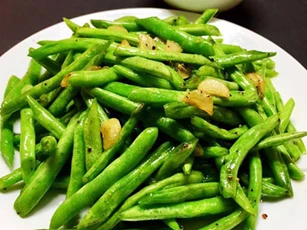 Thực phẩm đại kỵ nấu tái, mất chất dinh dưỡng gây ngộ độc cho bé