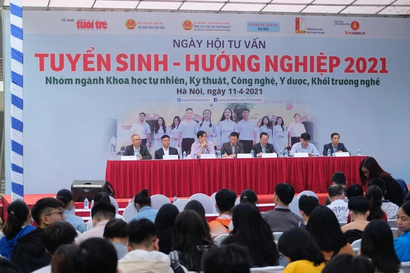 Các chuyên gia đang cung cấp thông tin về thi tốt nghiệp THPT và xét tuyển năm 2021 cho thí sinh.