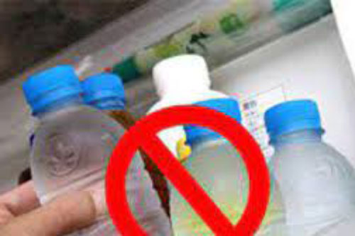 Chuyên gia khuyên bạn: Đừng dùng chai nhựa đựng nước trong tủ lạnh vì cực độc hại, có thể gây ung thư