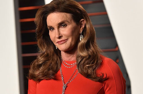 Bố dượng Kim đang hẹn hò với ai sau khi chuyển giới?