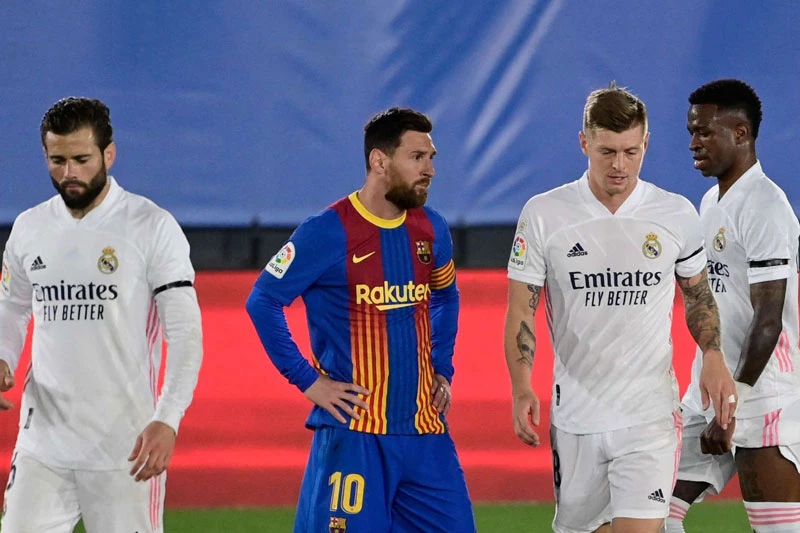 Messi (thứ 2 từ trái sang).