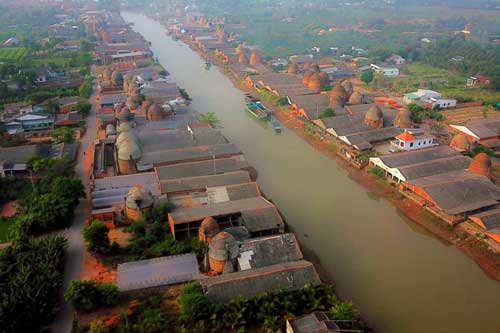 Ngắm nhìn 'cột khói trắng ngút trời' ở vương quốc gạch hơn 100 năm tuổi tại Vĩnh Long