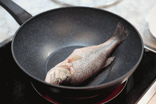 Thêm thứ gia vị này vào chảo, cá rán vàng ruộm, không bao giờ bị nát