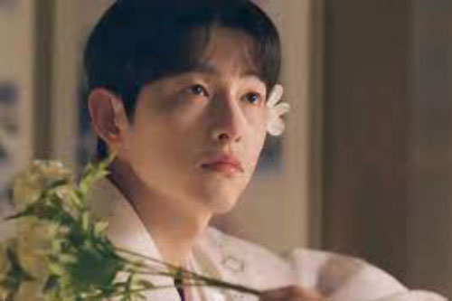 Song Joong Ki khiến fan điên đảo với loạt ảnh cài hoa, môi đỏ mọng khoe visual cực phẩm, "ăn đứt" cả bạn gái tin đồn