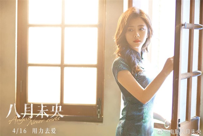 Top 1 Weibo gọi tên Đàm Tùng Vận vì chiếc váy đặc biệt lúi húi quyết khoe  bằng được khi tạo dáng trước thảm đỏ  Sao châu Á  Việt Giải Trí