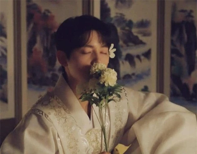 Song Joong Ki khiến fan điên đảo với loạt ảnh cài hoa, môi đỏ mọng khoe visual cực phẩm, &quot;ăn đứt&quot; cả bạn gái tin đồn - Ảnh 4.