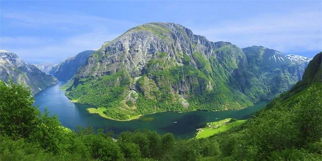 Hình ảnh Naeroyfjorden kỳ vĩ và bao la.