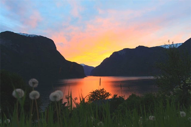 Hoàng hôn rực rỡ ở vùng núi Aurlandsfjord.