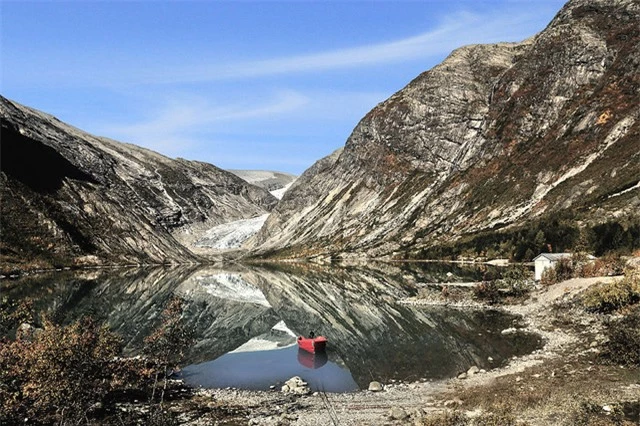 Trong khi đó, vùng núi Nigardsbreen lại mang vẻ đẹp kỳ bí hơn.