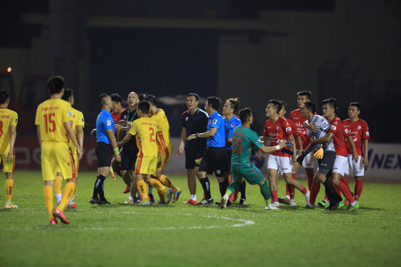 Trận Thanh Hóa 1-1 TP.HCM: Trọng tài bị quây, cảnh sát cơ động vào sân giải cứu