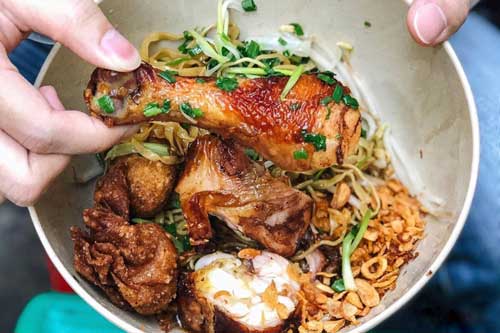 Hủ tiếu mì gà quay và loạt món sợi hút khách tại TP.HCM
