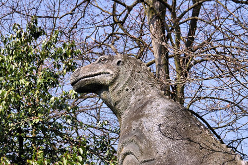 Khung cảnh hoang tàn trong công viên khủng long bị bỏ hoang ở Anh