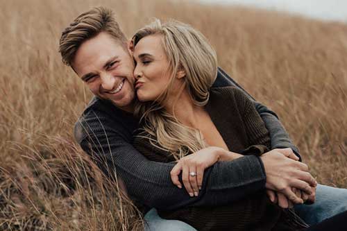 Những cách để trở thành một người bạn đời tình cảm hơn