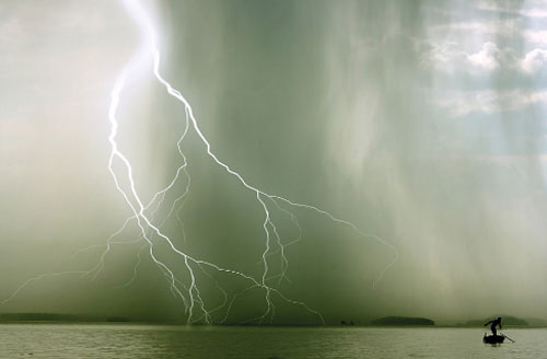 Ảnh tia sét trên Vịnh Hạ Long lọt top khoảnh khắc ngoạn mục về thời tiết