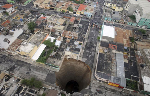 Chùm ảnh: Những hố tử thần gieo rắc nỗi kinh hoàng trên thế giới