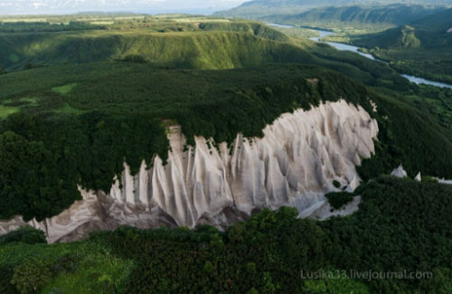 Thung lũng trắng nổi bật giữa rừng núi nước Nga
