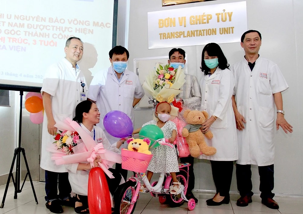 Sau khi được các bác sĩ Bệnh viên Trung ương Huế can thiệp, cứu chữa kịp thời, cháu Hồ Thị T. (3 tuổi, ở Vĩnh Linh, Quảng Trị) đã khoẻ mạnh và được xuất viện.