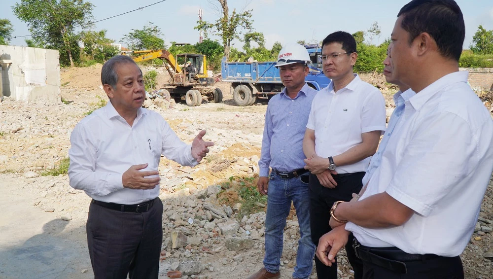 Chủ tịch UBND tỉnh Thừa Thiên Huế Phan Ngọc Thọ kiểm tra công tác giải phóng mặt bằng.