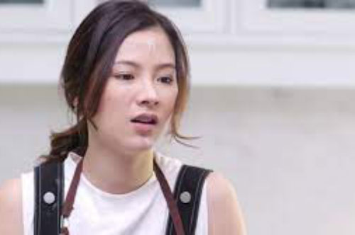 Mỗi sáng mở cửa nhà, tôi bực bội khi thấy cảnh hai đứa cháu nheo nhóc đứng đợi trước cổng