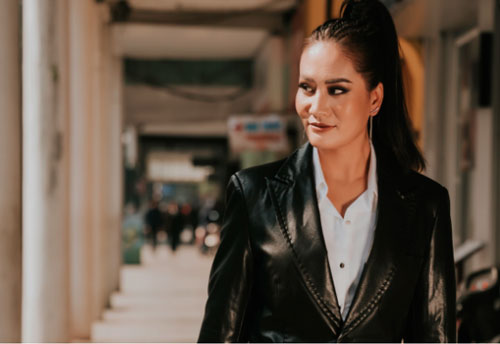 Minh Cúc khoe vẻ cá tính với vest da