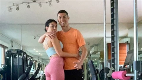 Bạn gái Ronaldo khoe vòng 3 căng đét khi chụp hình chung