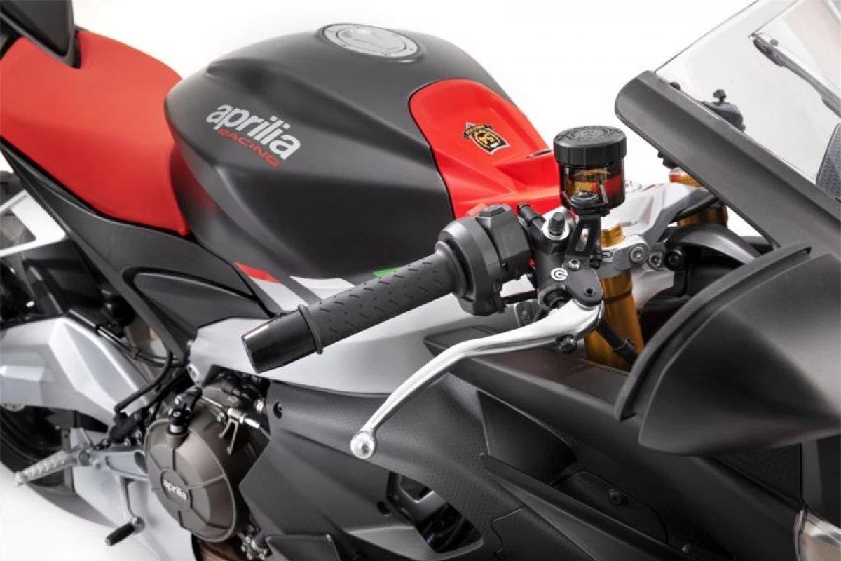 Chiều cao yên trên chiếc Aprilia RS660 2021 được thiết lập ở mức 820 mm cùng bình xăng dung tích 15 L. Chiếc RS660 sẽ cập bến đại lý Aprilia tại Malaysia từ giữa năm 2021, hiện khách hàng đã có thể đặt hàng./.