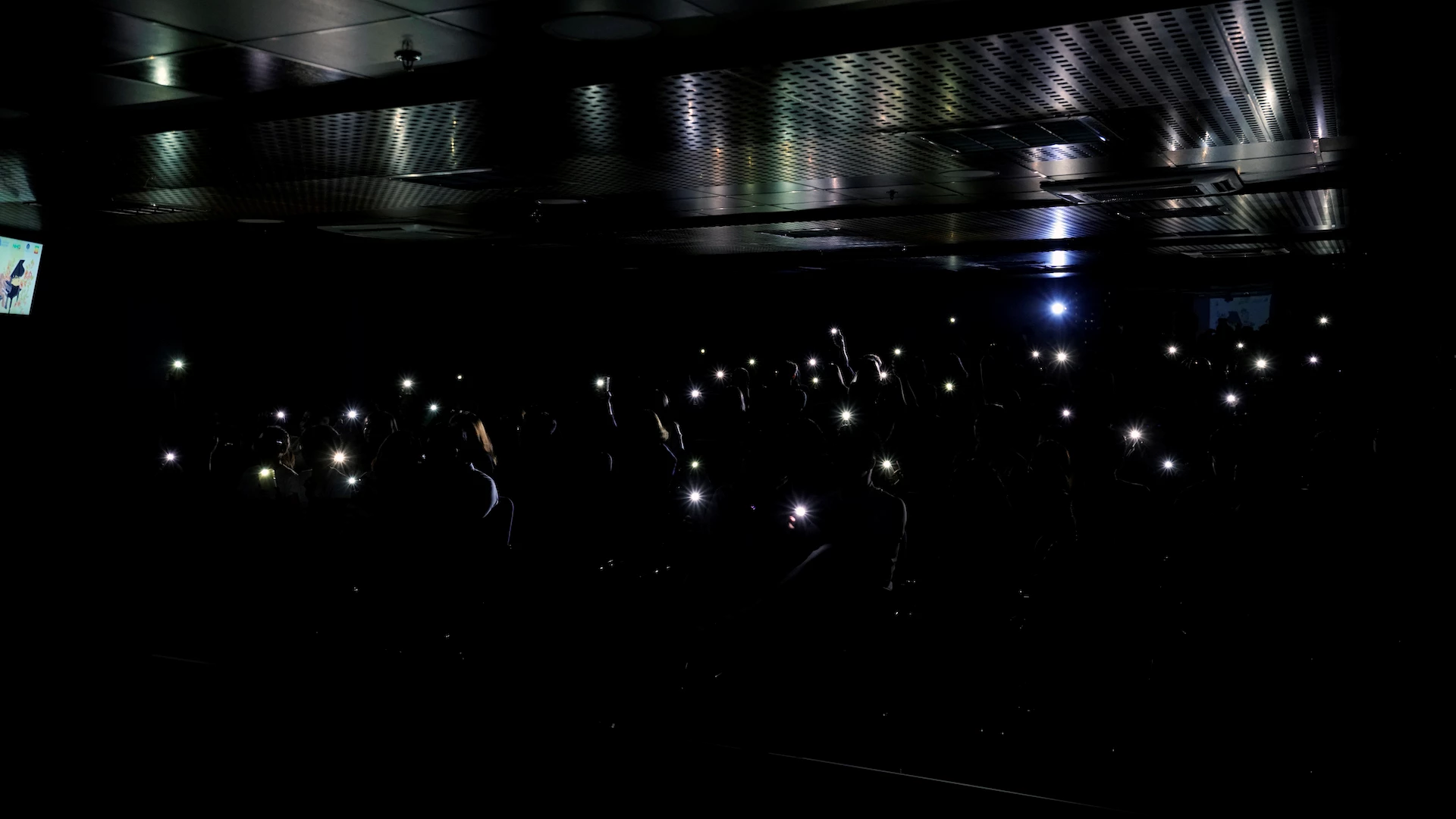 Hàng trăm bạn trẻ cùng bật đèn flash trên điện thoại thông minh để hòa mình vào, cổ vũ cho phần trình bày của nhóm AMER với bài hát “Thế giới không phiền lo”