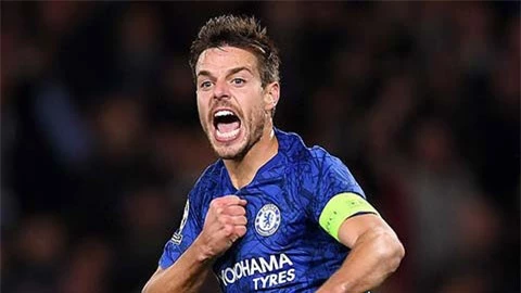 Azpilicueta (bìa phải) đang cùng các đồng đội phòng ngự rất hiệu quả