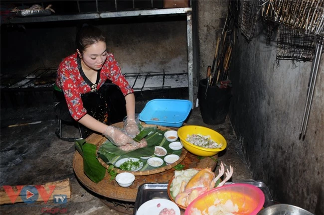 Dưới đôi bàn tay khéo léo, chế biến công phu của người phụ nữ dân tộc Thái.jpg